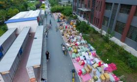 组图：00后大学生空手上学 人未到快递先到