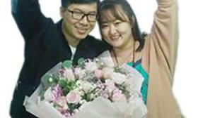 女教师课堂上被男友求婚 校长学生一起打掩护