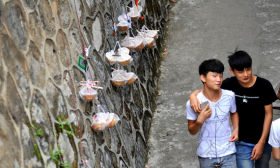 组图：高校现“外卖墙” 长绳吊盒饭学生扫码取