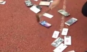 河南一中学当面销毁学生手机：用锤砸扔水桶