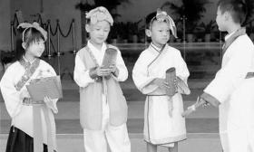 小学开学一个月没翻开过课本 他们都在干什么？