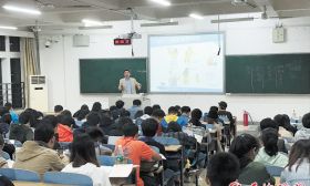 高校开名侦探柯南与化学探秘课 外校人员也来旁听