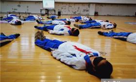 成都一所中学设死亡体验课:学生流泪知生命厚重