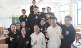 理科班高中生自己设计班服：印有数学公式(图)