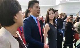 刘强东携妻参加高中母校校庆 称每天工作16小时
