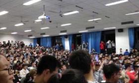 这所高校高数课堪比演唱会 教室爆满有学生爬窗