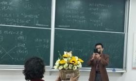 江苏盐城一高校老师职业生涯最后一课 丈夫送来鲜花[图]
