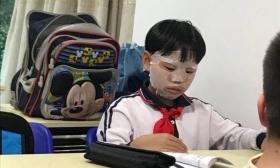 小学生敷面膜做作业 网友：是我粗糙了