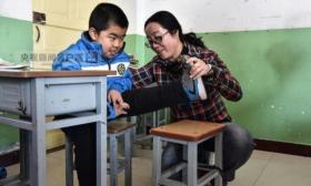 暖心！女教师4年跪地千余次 只为照顾患病学生