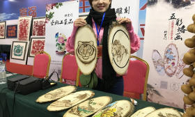 【组图】残疾女生自学烙画 月入2500供自己读书