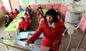 组图：致敬！幼儿教师患癌症打吊瓶坚守讲台