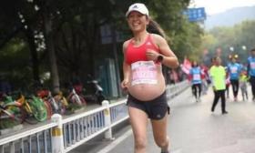 女教师怀孕五月挺大肚跑马拉松:成名后遭很多批评