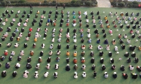 成都近千名学生坐操场上写家书