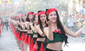 成都高校举办雪中维密秀