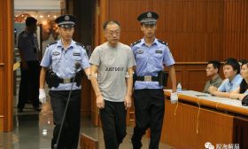 一位大学教授的生财之道:用学生身份证开卡敛财
