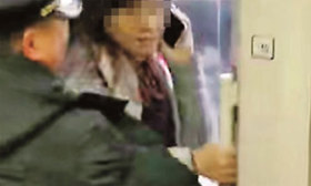 女教师为等老公扒阻高铁车门 律师：可处行政拘留