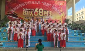 这位老师太有才了，给全班学生写诗词评语，妥妥的中国风！