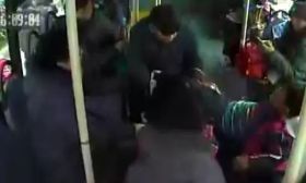 小学生上公交车抢座 被7旬老人拽下摔成脑震荡