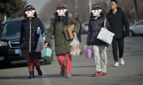 女大学生睡衣混搭出行成景 医生：对健康不利