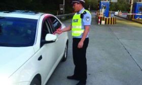 违章老外不懂中文 盐城交警飙英语惊呆路人