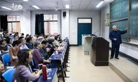 93岁数学教授重归讲台教诗词：课堂就是我的天堂