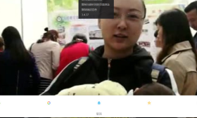 小升初现场堪比春运 妈妈抱二胎娃咨询