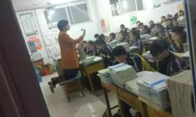 女教师跪着讲课引关注：腰椎间盘突出 疼痛难忍