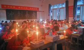 学校停电高三生点蜡烛自习 学生：为了将来多考一两分