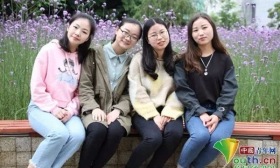 学霸寝室！4名女生升级研究生 获奖证书铺满宿舍地面