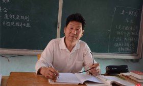 乡村教师独腿撑起讲台42年 唯一儿子患上怪病