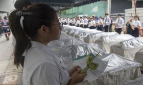 泰国医学生举行隆重宗教仪式 向数百具解剖实践尸体告别