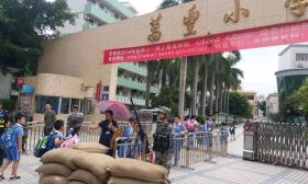 小学门口“架设机枪”引热议：实为国防教育，武器都是模型