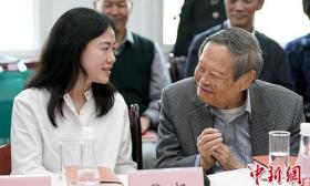 杨振宁携翁帆推新书 笑称百岁出《天大亮集》