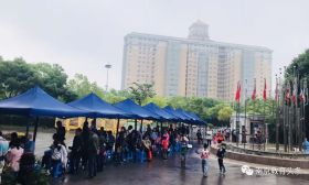 公辦小學今報名，家長凌晨就去了！學區生要面談這些題...…