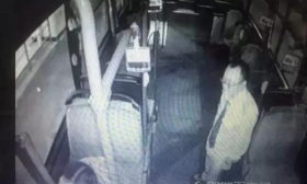 初三女生深夜离家出走，在公交车上睡着了…结局温暖了所有人