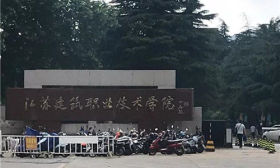 贫困生助学金部分被违规用作班费，学校三年不知情