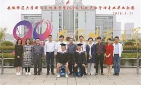 2个学生11个老师！这张超火毕业照背后的故事让人动容