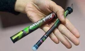 11岁女孩“吞云吐雾”！这种校园流行的东西可能比烟更危险 