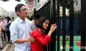 4岁幼童遗忘校车死亡 父母园前痛哭：为何还我没有呼吸的尸体