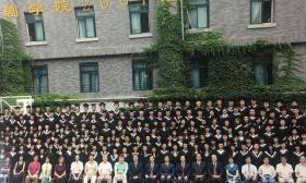 王凯大学毕业照曝光 大合照站姿端庄青涩帅气