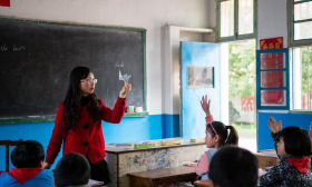 学校教职工只有几十人，管理人员十几人，教师绩效领多少？