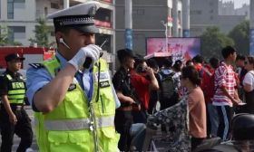 高考考场门口抢家长的金项链，不但被当场擒获，而且是被特警……