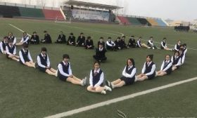 南京建邺区、鼓楼区、六合区、雨花台区各小学毕业照的STYLE之一