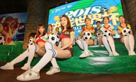 毕业季遇上世界杯 女大学生扮足球宝贝拍毕业照