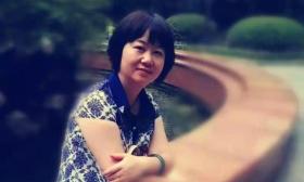 河南为保护学生殉职女教师追悼会今日举行 上千人自发吊唁