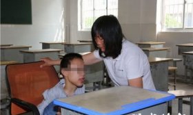 瘫痪考生被母亲抱进“一个人的考场”
