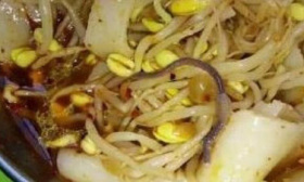 陕西汉中一学生投诉“学校食堂吃出蚯蚓”，食药监局责令整改