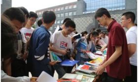 扬州中学学子返校售书