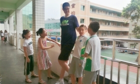  11岁四川男孩身高2.06米 或是全球最高小学生