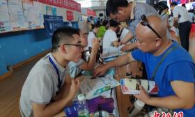 中国各地高考分数线相继出台 填报志愿咨询行业生意火爆